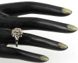 Bague en or gris 18 carats, poinçon tête