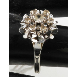 Bague en or gris 18 carats, poinçon tête