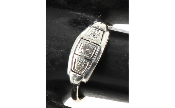 Bague ancienne en or gris sertie de 3 di