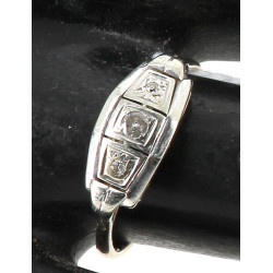 Bague ancienne en or gris sertie de 3 di