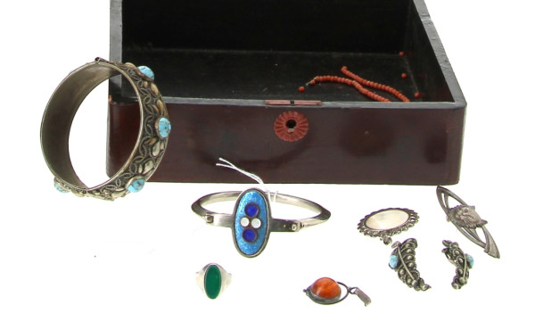 Lot de bijoux comprenant un bracelet en 