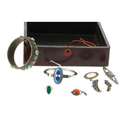 Lot de bijoux comprenant un bracelet en 
