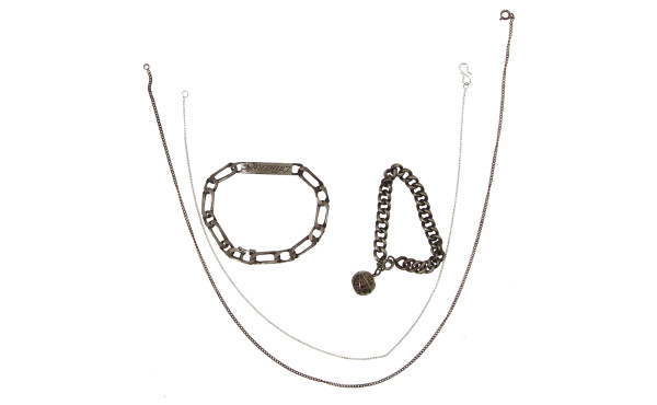 Lot de 4 bijoux en argent : gourmette "C