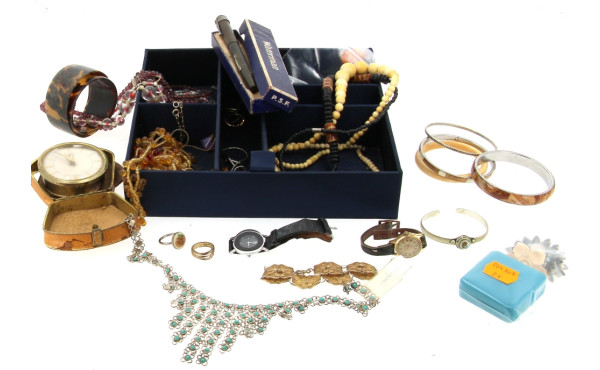 Lot comprenant un pendentif en verre de 