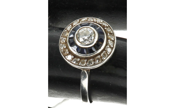 Bague ancienne en platine, sertie d'un d