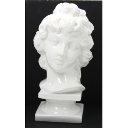Buste de jeune fille, céramique blanche,