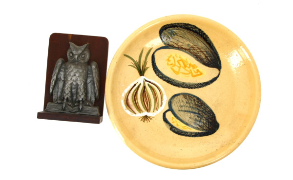 Plat creux en céramique à décor de moule