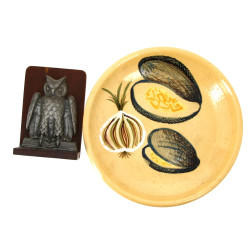 Plat creux en céramique à décor de moule