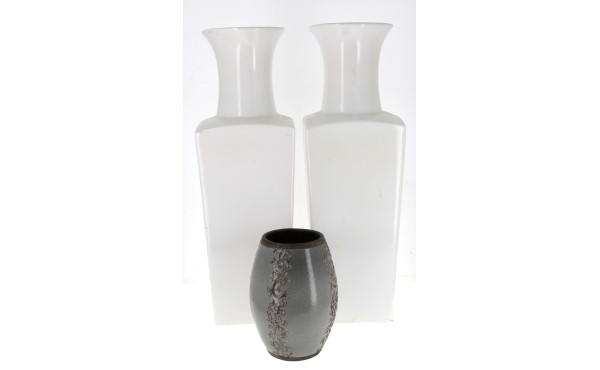 Paire de hauts vases en céramique blanch