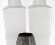 Paire de hauts vases en céramique blanch
