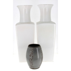 Paire de hauts vases en céramique blanch