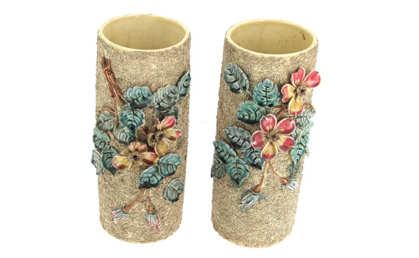 Paire de vases rouleaux en barbotine à d