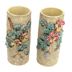 Paire de vases rouleaux en barbotine à d