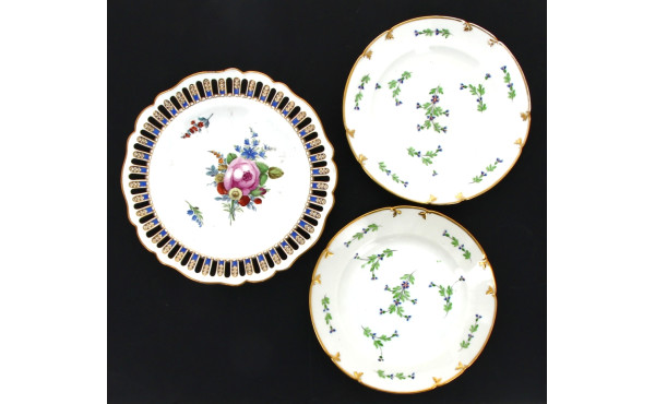 Lot de 3 assiettes en porcelaine : une a