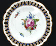Lot de 3 assiettes en porcelaine : une a