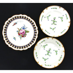 Lot de 3 assiettes en porcelaine : une a