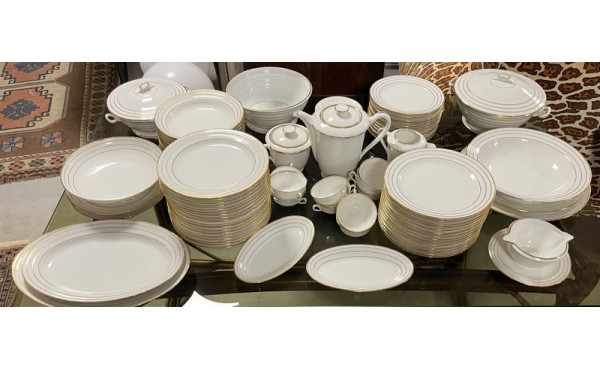 Service de table en porcelaine blanche e