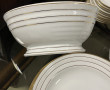 Service de table en porcelaine blanche e