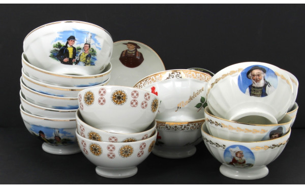 Lot de 18 bols anciens en porcelaine don