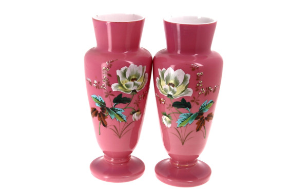 Paire de vases en verre opalin rose à dé