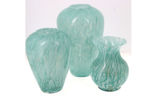 Trois vases en verre moucheté blanc et v
