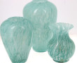 Trois vases en verre moucheté blanc et v