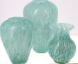 Trois vases en verre moucheté blanc et v