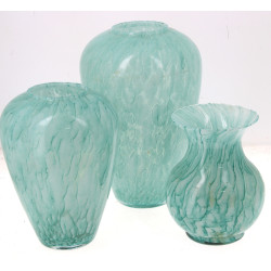 Trois vases en verre moucheté blanc et v