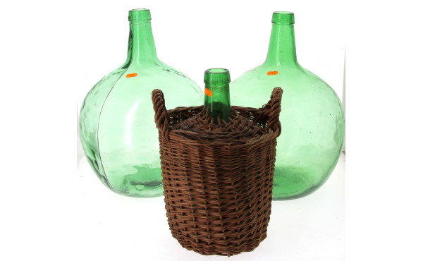 Deux dames Jeanne en verre vert et une b