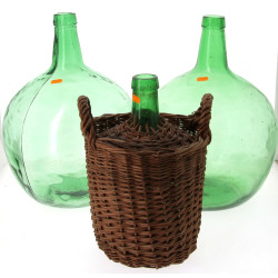 Deux dames Jeanne en verre vert et une b