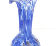 Petit vase en verre soufflé moucheté ble