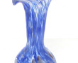 Petit vase en verre soufflé moucheté ble