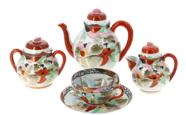 Service en porcelaine du Japon comprenan