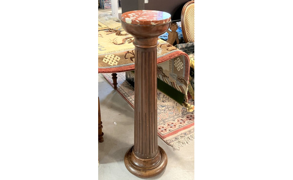 Colonne cannelée en bois naturel et plat