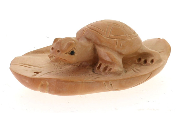 Netsuké en bois à décor d'une tortue L. 