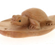 Netsuké en bois à décor d'une tortue L. 