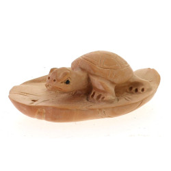 Netsuké en bois à décor d'une tortue L. 