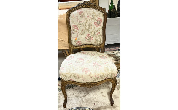 Chaise de style Louis XV recouverte d'un