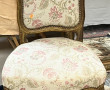 Chaise de style Louis XV recouverte d'un