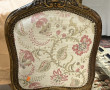 Chaise de style Louis XV recouverte d'un