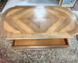 Table de milieu en placage de noyer, ouv