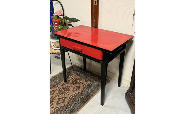 Petit bureau en bois peint en noir et en
