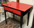 Petit bureau en bois peint en noir et en