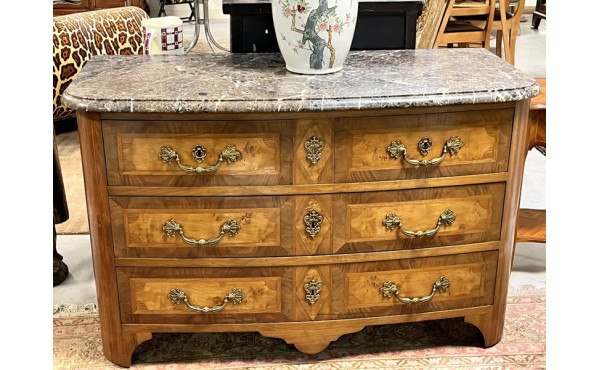 Commode dans le style du XVIIIème, en pl