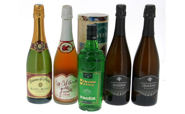 Lot de 5 bouteilles: - 3 B de vin blan