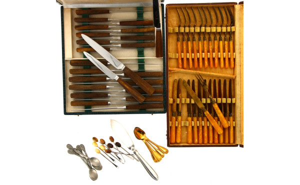 12 couteaux de table et 12 couteaux à en