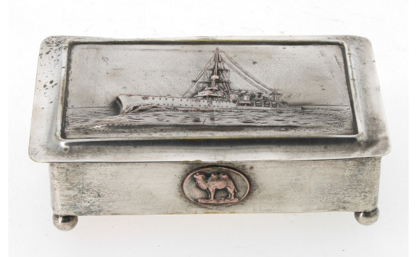 Coffret en métal argenté à décor d'un cr