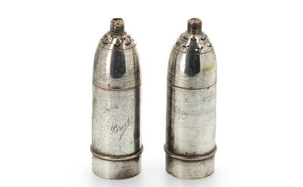 Paire de saupoudreuses en métal argenté,