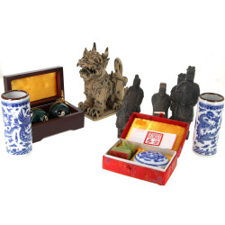 CHINE - Lot de bibelots modernes : chien