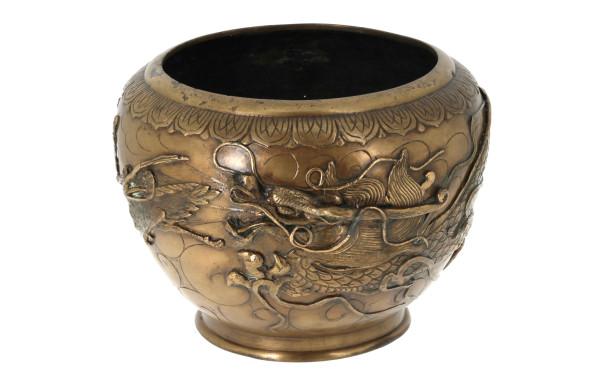 Cache-pot ancien en bronze à décor en re